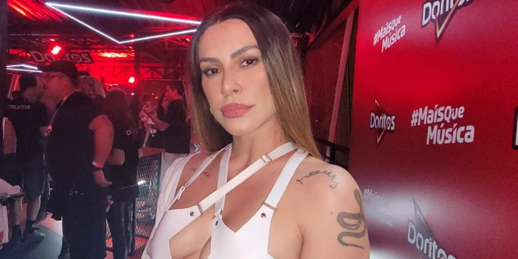 Cleo Pires após surgir sendo chupada abre as pernas e põe a mão em