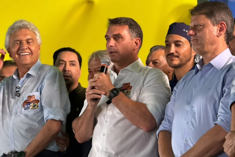 Flávio Bolsonaro promete mudar a Constituição para redemocratizar o país