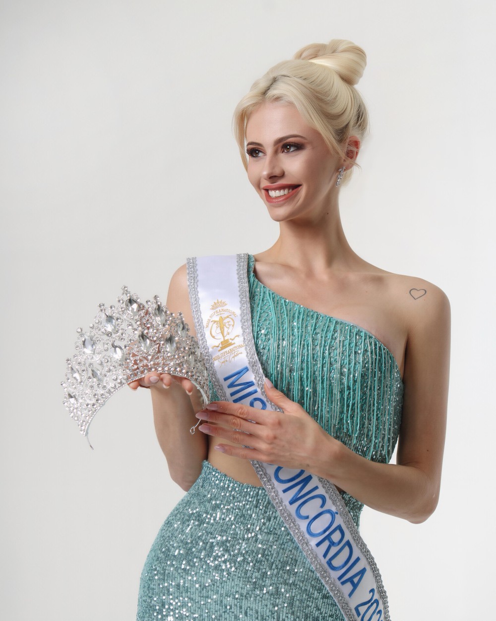Miss Concórdia, Kamille Artifon realiza primeiro ensaio fotográfico antes do Miss Santa Catarina