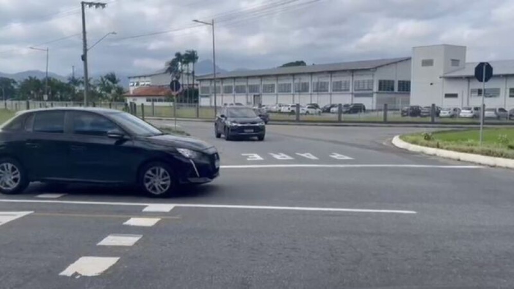 Prefeitura altera preferência de rotatória no bairro Ilha da Figueira