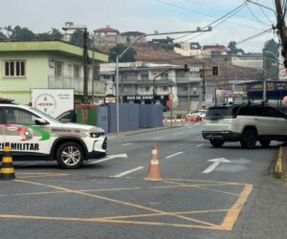 Motorista sofre mal súbito e bate em poste em Jaraguá do Sul