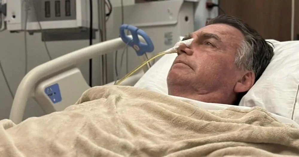 Carlos atualiza estado de saúde de Bolsonaro na prisão e confirma: “Difícil”