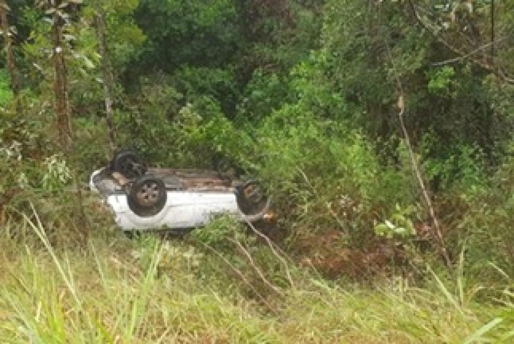 Mulher capota carro após desviar de caminhão
