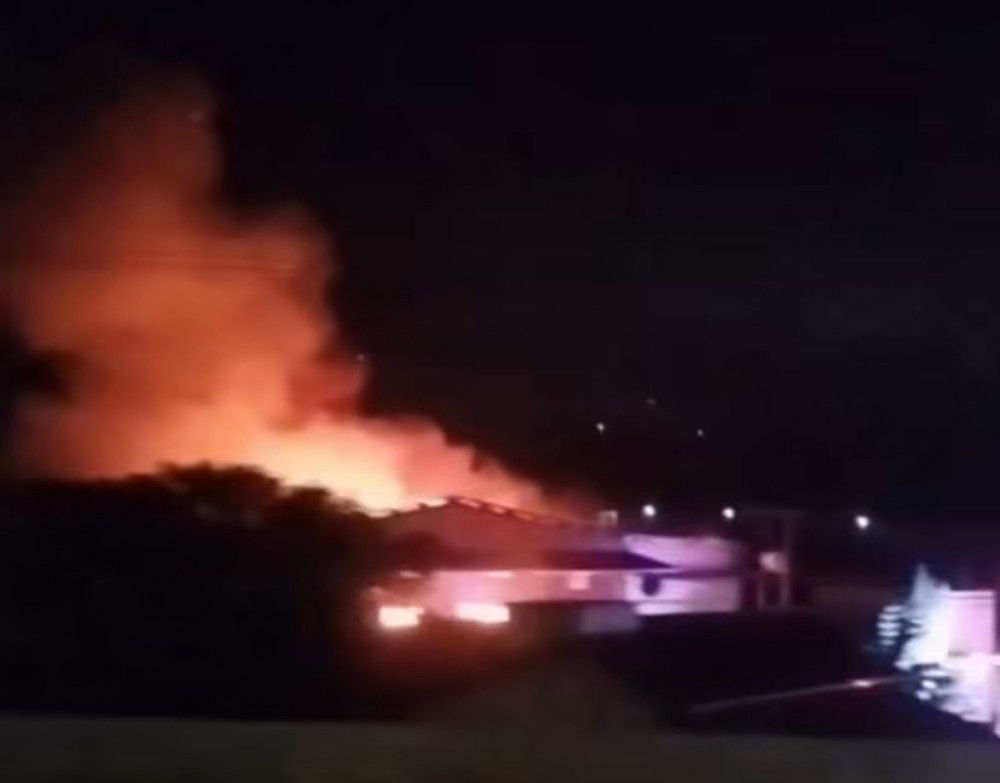 Incêndio de grandes proporções atinge empresa Alenice, em Guaramirim