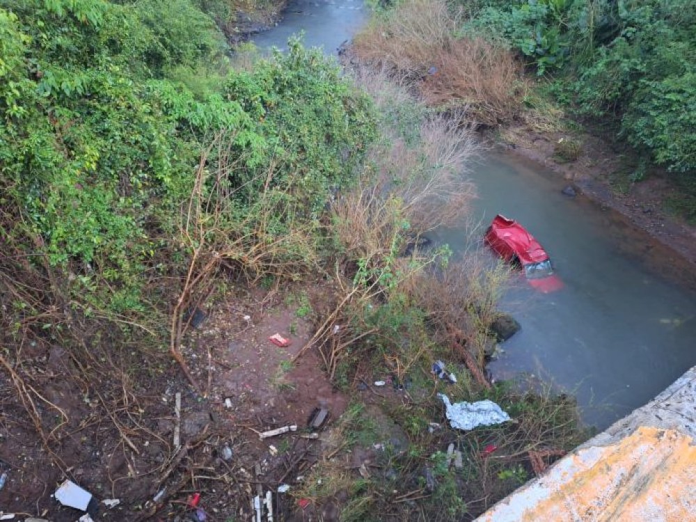Motorista de 24 anos morre após carro cair de ponte na SC-283