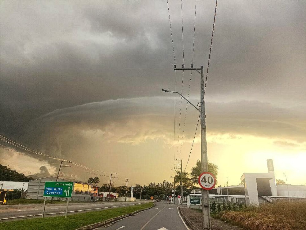 Temporal derruba rede elétrica, rompe cabos e deixa moradores sem energia na região de Jaraguá do Sul