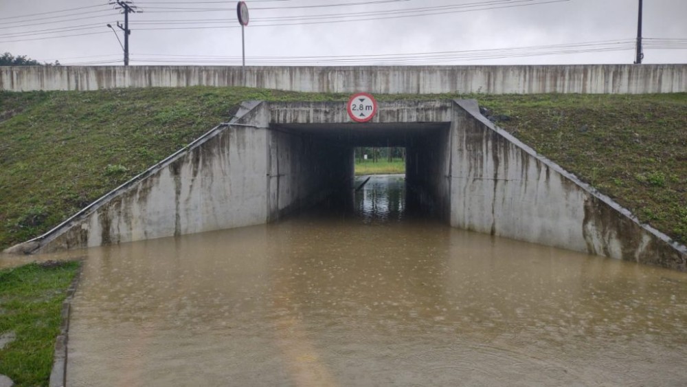 URGENTE: Alagamento interdita viaduto próximo à Ponte do Portal