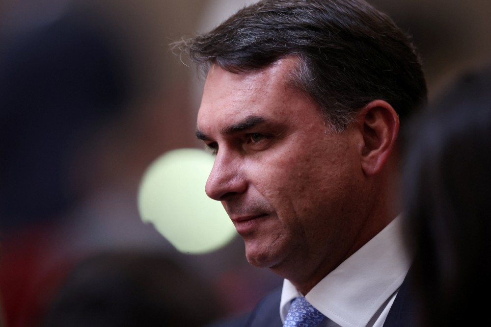 Avião em que estaria Flávio Bolsonaro está a caminho de Miami, mostra site