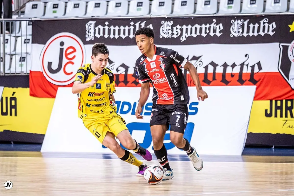 Sub-17 do Jaraguá Futsal ganha clássico na Arena