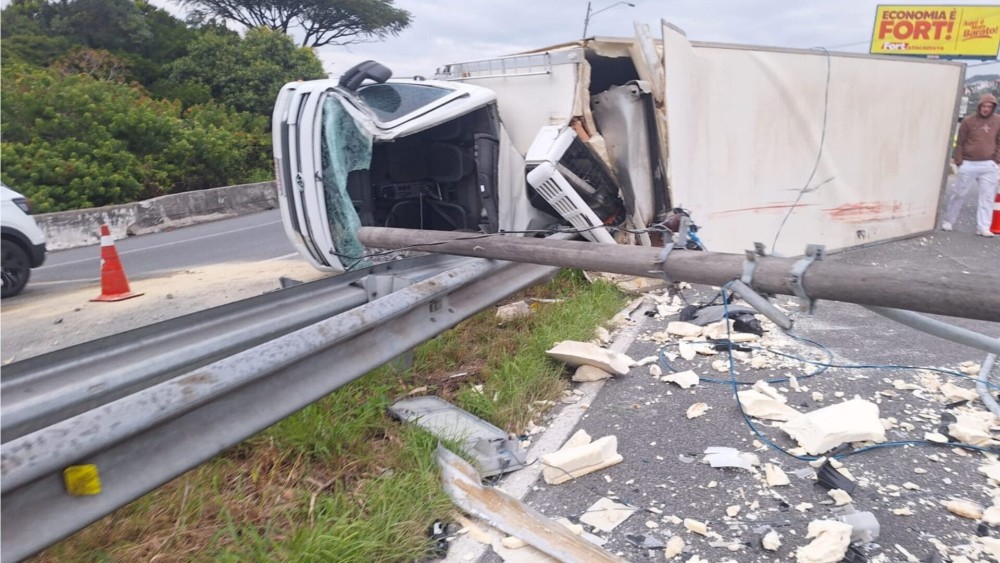 Caminhão tomba, atinge dois carros e provoca filas na BR-101