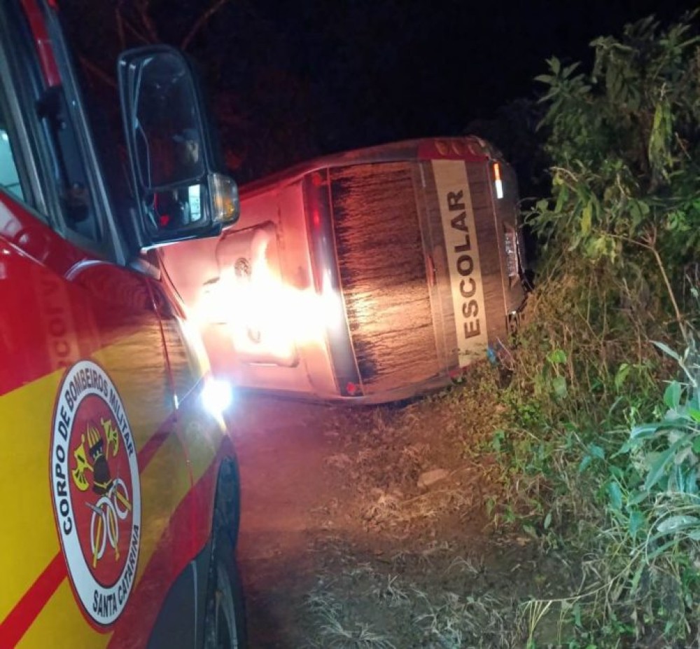 Ônibus escolar tomba após motorista desmaiar ao volante