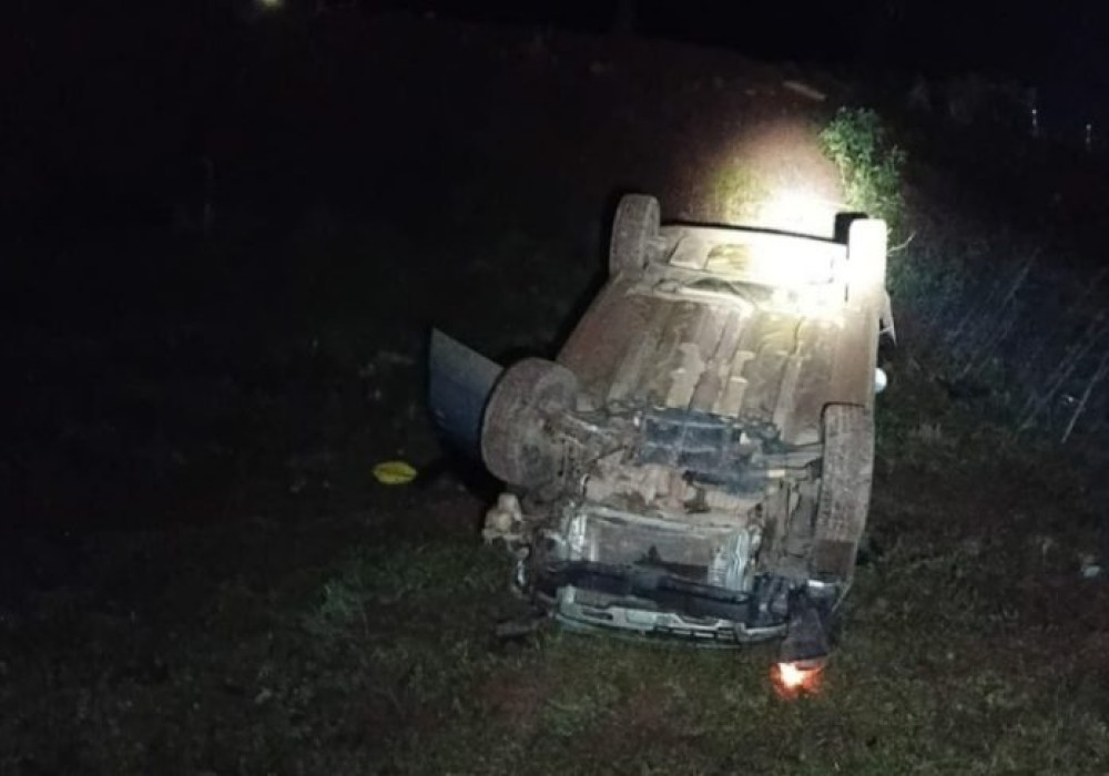 Carro derrapa em trecho com lama, capota e deixa idosa ferida na SC-120