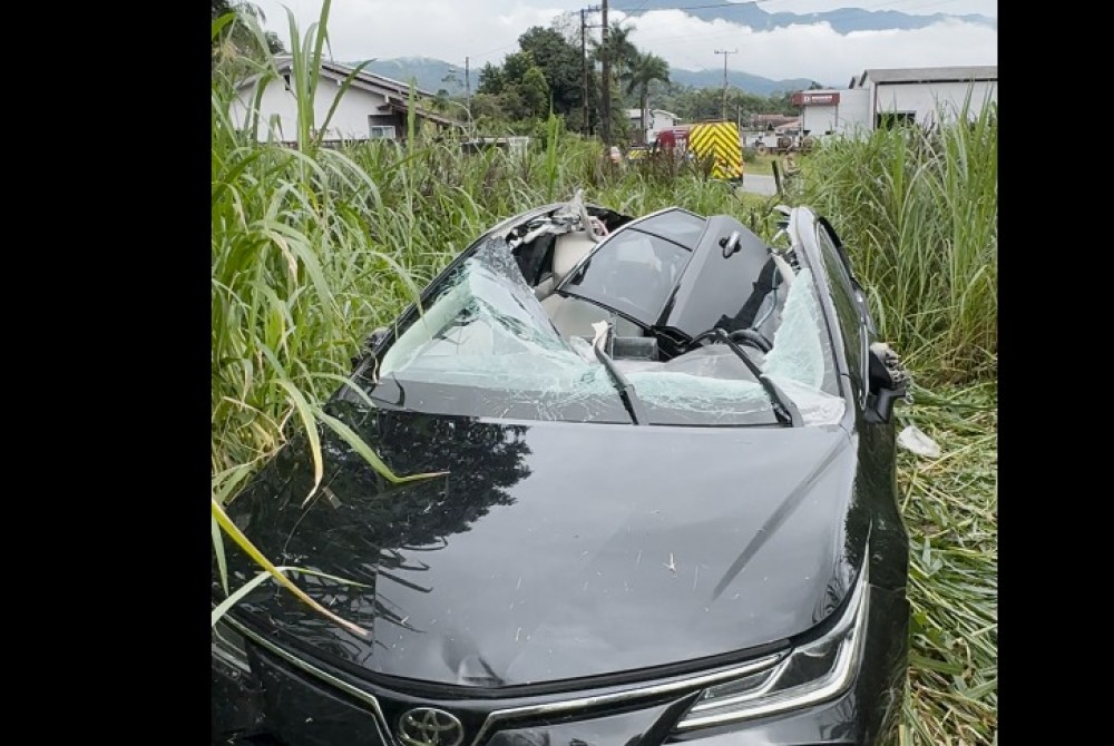 GRAVE: Pedra cai de caminhão sobre carro e deixa motorista em estado grave em Jaraguá do Sul