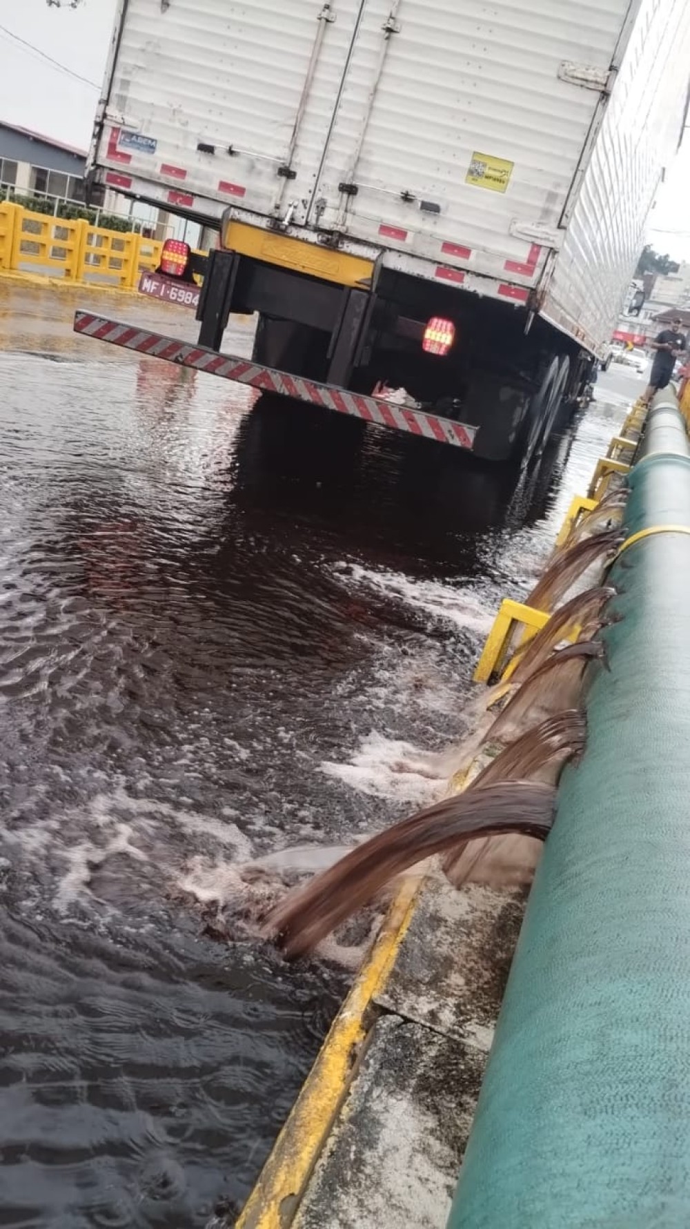Caminhão danifica tubulação de água na Ponte Abdon Batista e causa alagamento