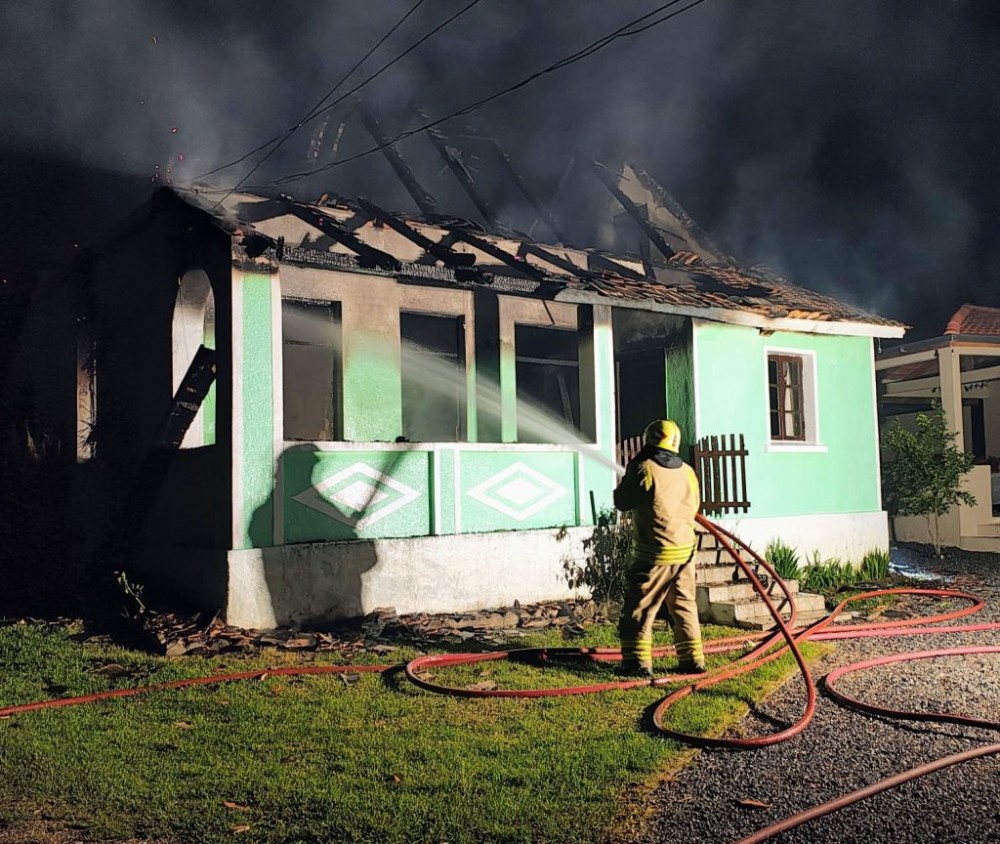 Incêndio destrói patrimônio histórico em Jaraguá do Sul