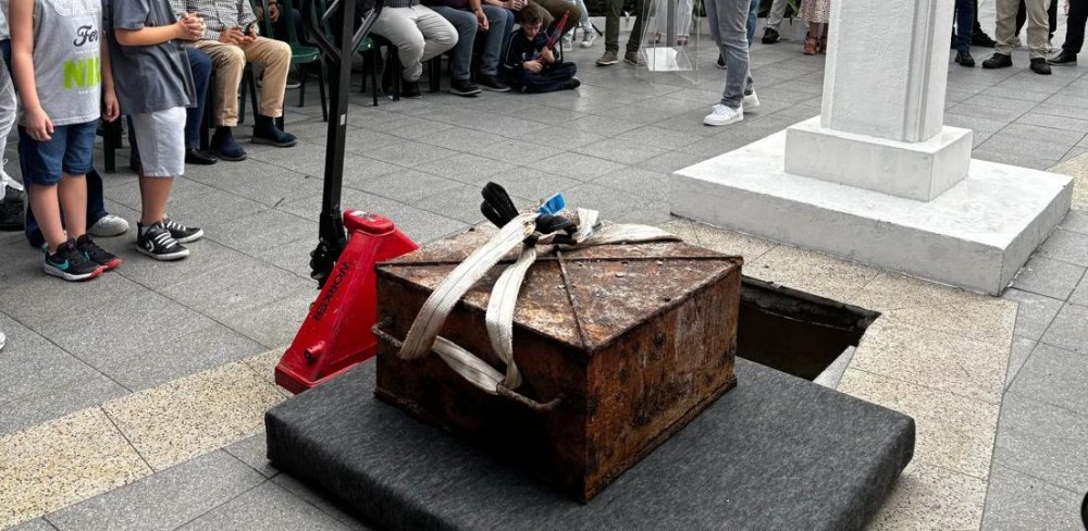 Cápsula do tempo é desenterrada após meio século e intriga moradores de Jaraguá do Sul