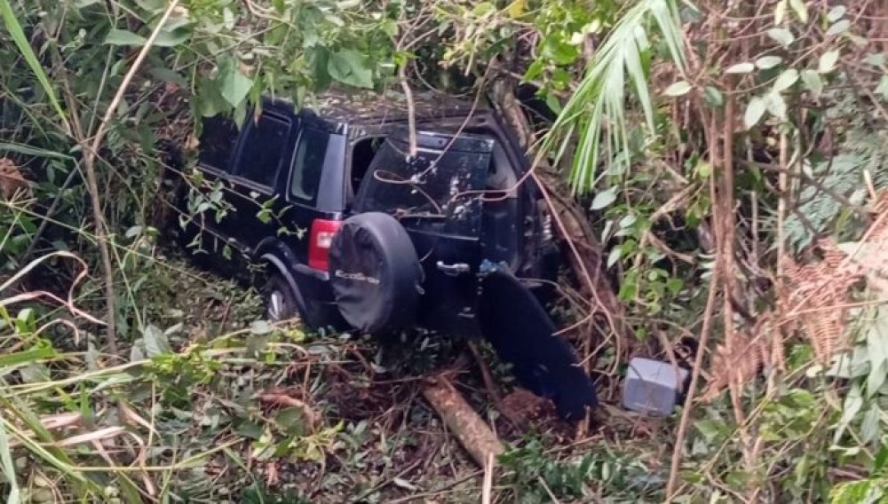 Veículo despenca em barranco e motorista é resgatado