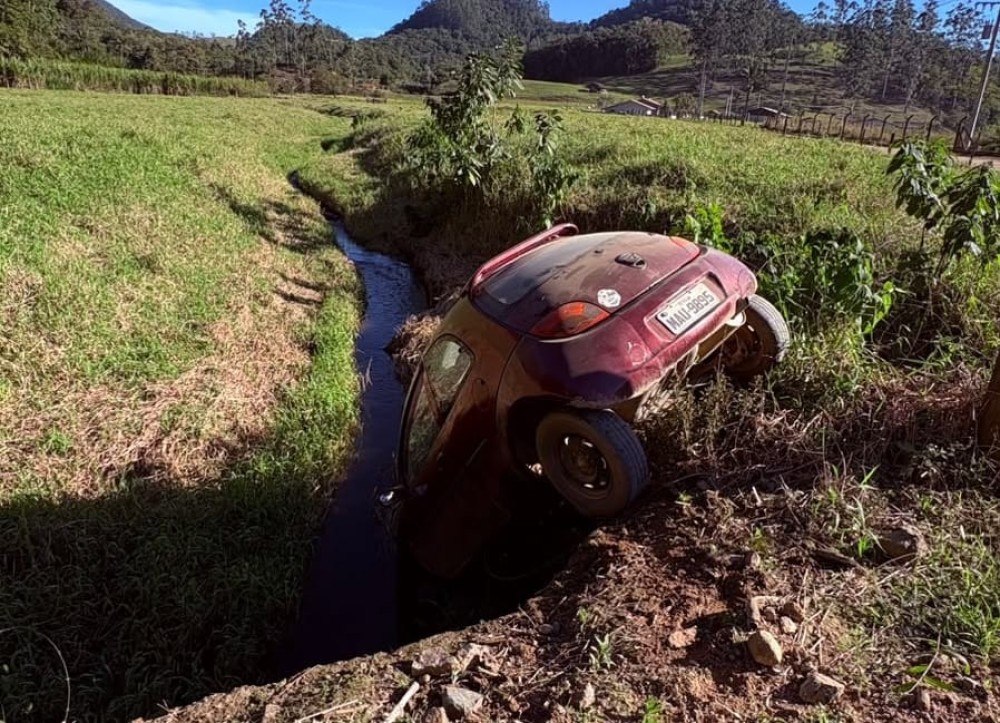 Carro sai da pista no bairro Garibaldi, em Jaraguá do Sul