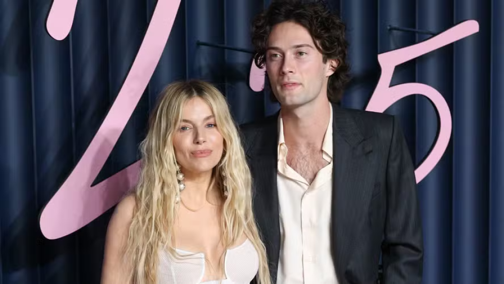 Relacionamentos de mulheres mais velhas com homens mais jovens ganham espaço, mas ainda enfrentam julgamentos