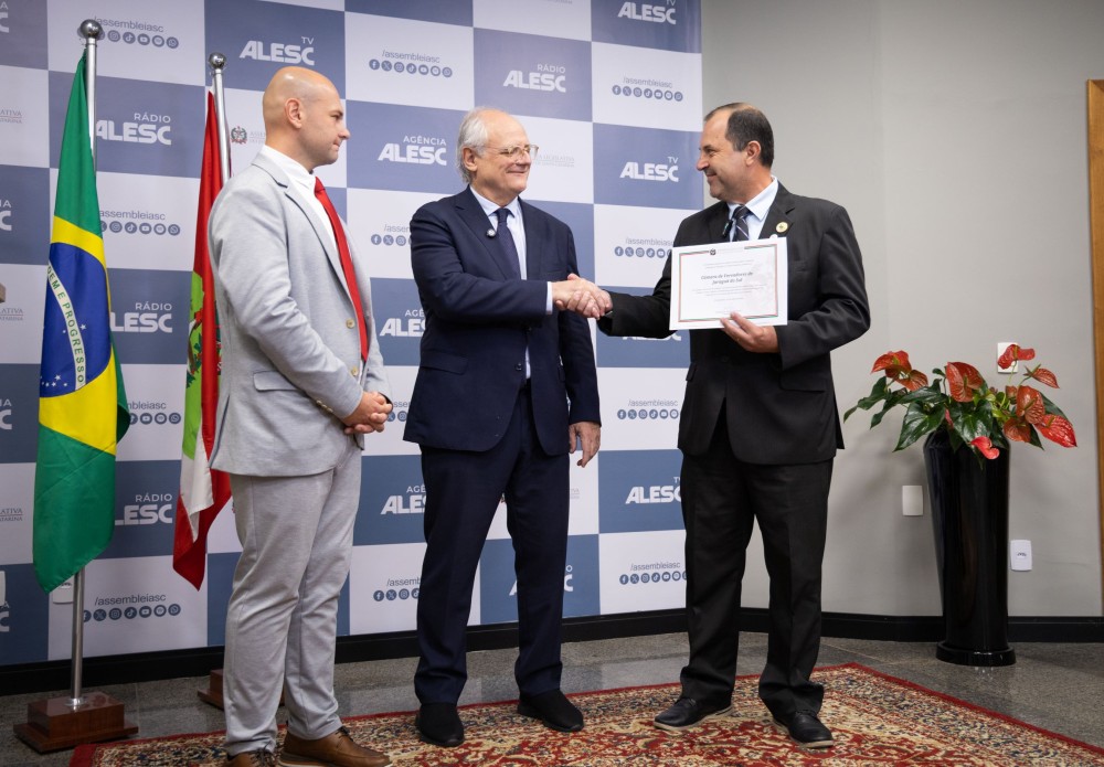 Dr. Vicente Caropreso homenageia Câmara de Jaraguá do Sul pelos 90 anos de atuação