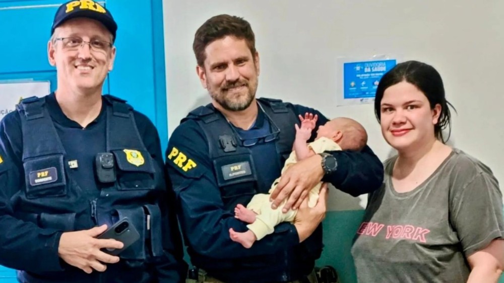 Recém-nascida é salva por policiais após engasgar na BR-101