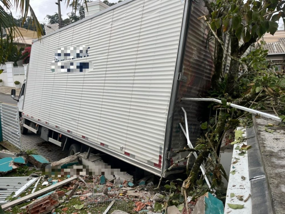 Caminhão perde o controle, atinge residência e derruba árvore em Jaraguá do Sul