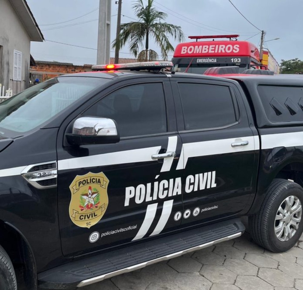 Corpo de mulher é encontrado soterrado em terreno baldio