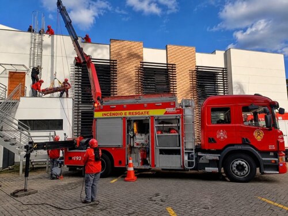 Trabalhador é resgatado com ferimentos graves após queda de altura em Jaraguá do Sul