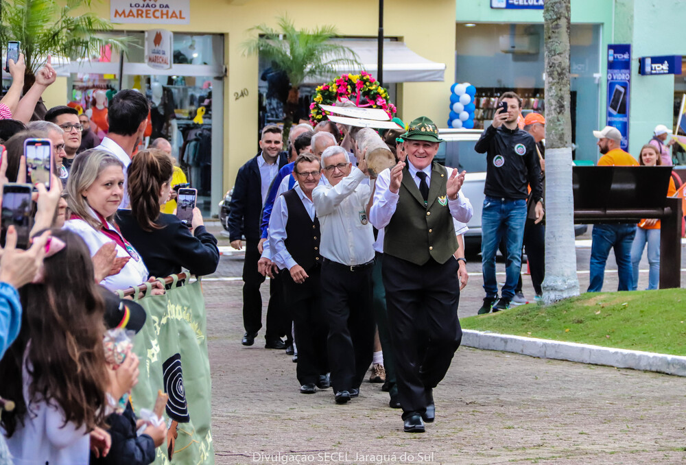 Schützenbaum abre calendário da 36ª Schützenfest em Jaraguá do Sul