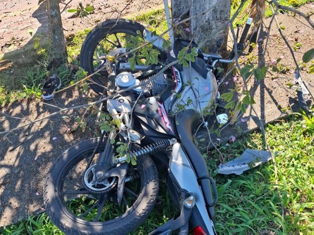 Motociclista fica ferido após fugir da PM e colidir contra poste em Guaramirim