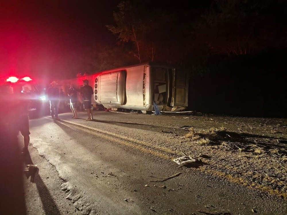 Acidente com ônibus de time de basquete deixa sete mortos e dezenas feridos