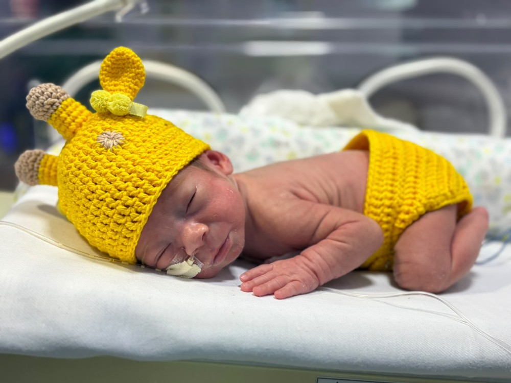 Equipe da UTI Neonatal do Hospital Jaraguá confecciona roupinhas de crochê para os bebês