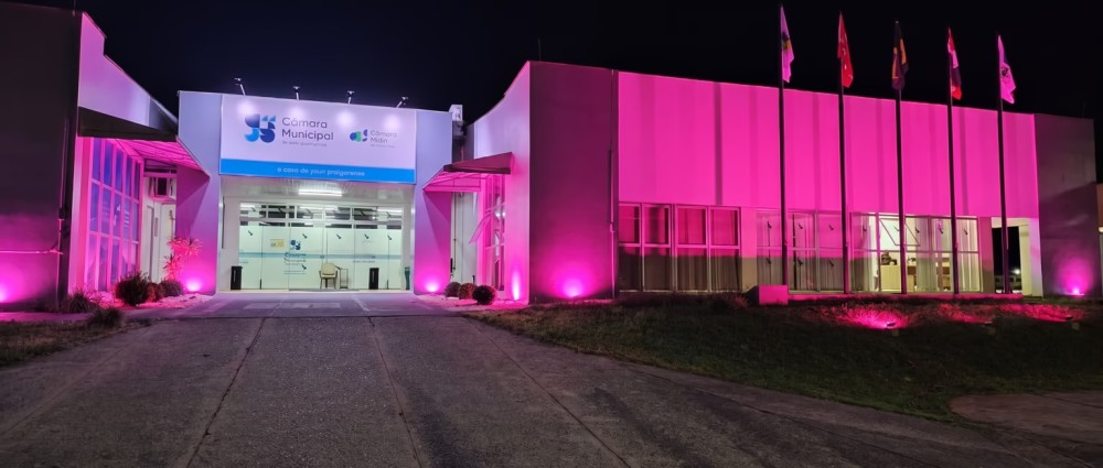 Câmara recebe iluminação rosa em apoio ao Outubro Rosa