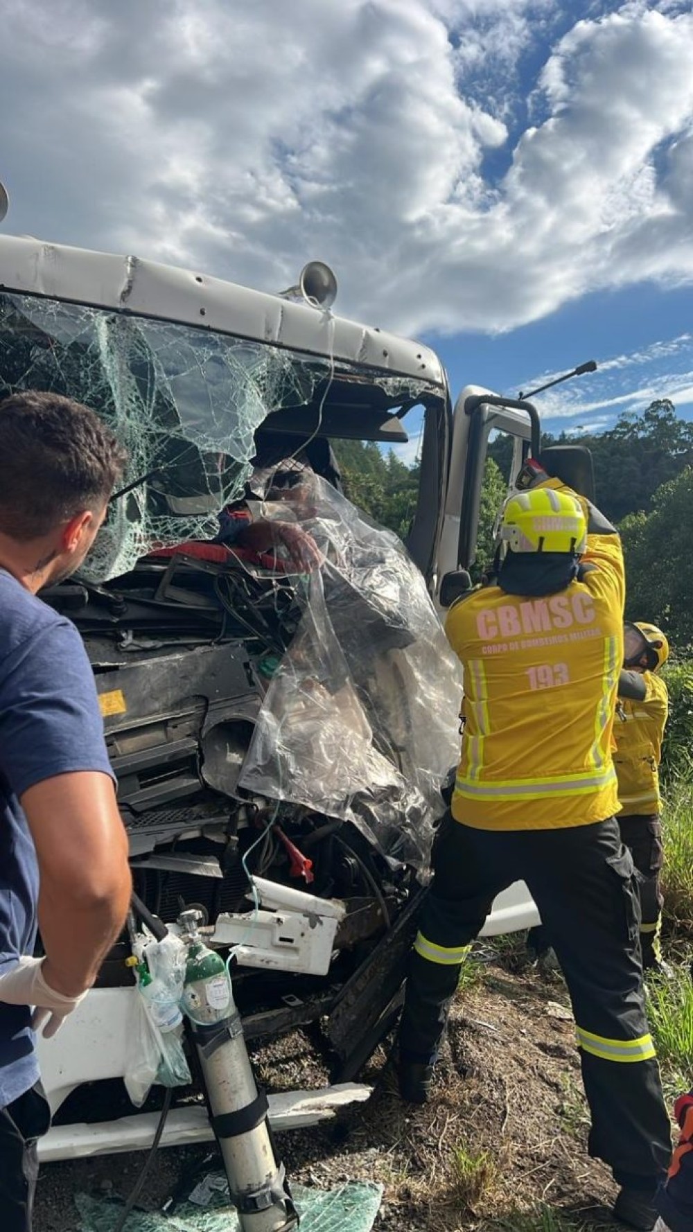 Condutor fica preso às ferragens em acidente entre caminhões na BR-282