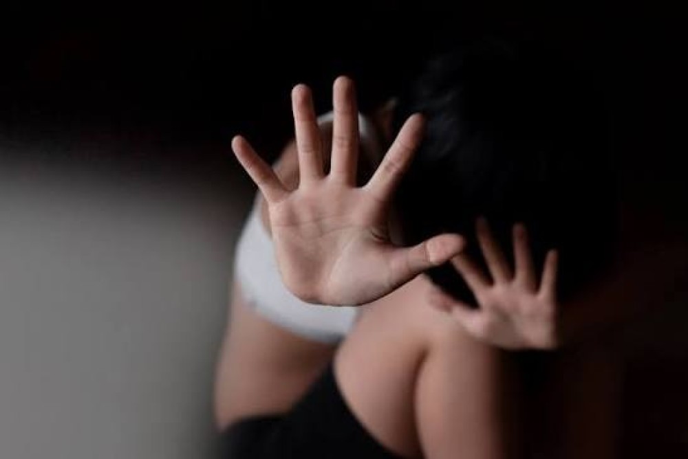 Jovem denuncia estupro e agressão após ex-companheiro invadir casa em SC