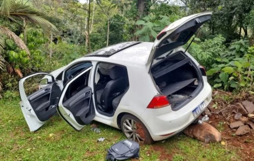 Motorista foge pela contramão, bate em veículos e acaba preso