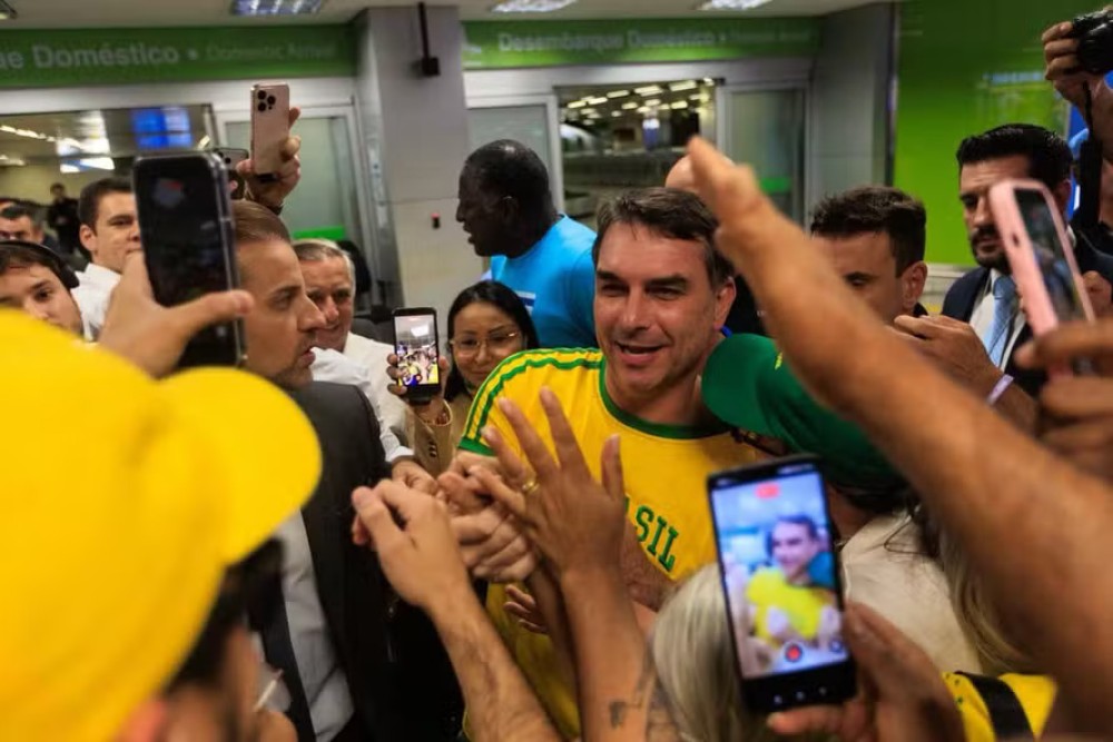 VÍDEO: Flávio desembarca no Brasil e o que acontece no aeroporto é algo impressionante