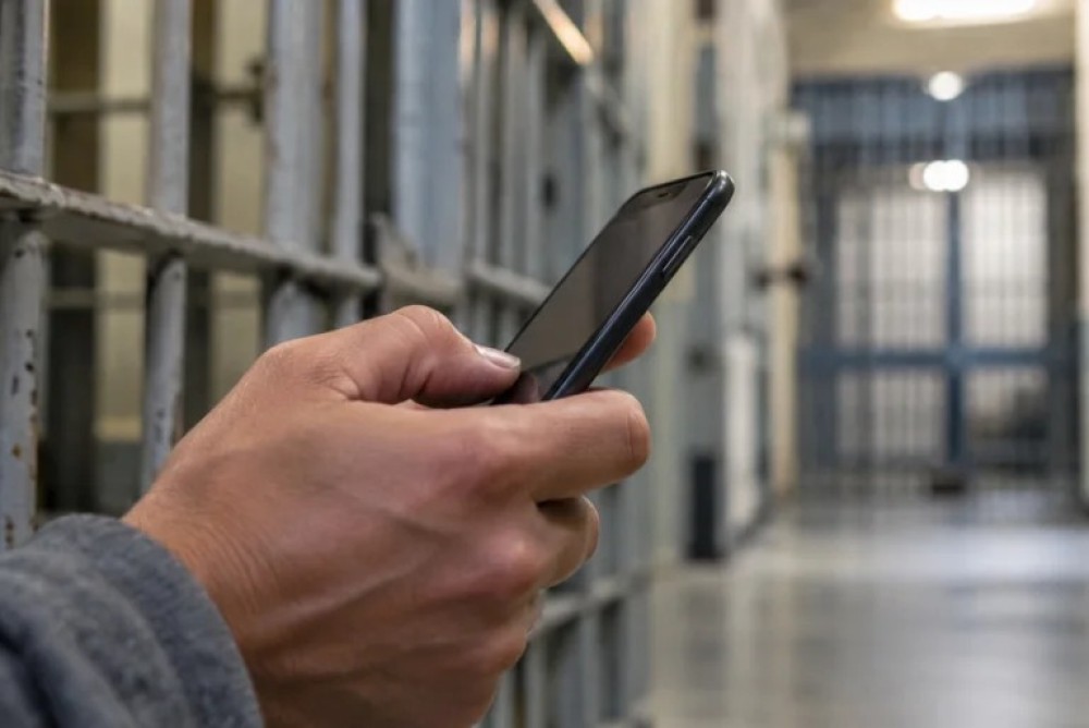 Governo cria programa nacional para bloquear celulares em presídios