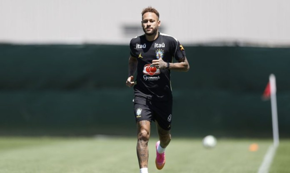 Neymar vai a campo pela primeira vez em treino da seleção brasileira