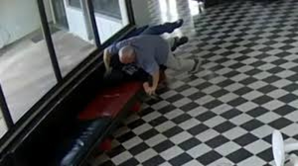 VÍDEO: Baleado, diretor vira herói ao impedir massacre escolar