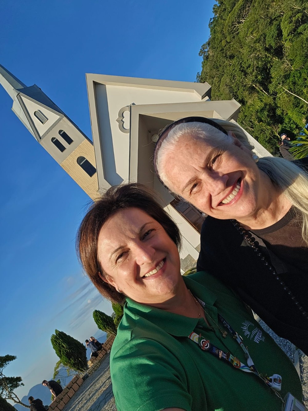 Atriz Vera Holtz se encanta com as belezas de Jaraguá do Sul e do Vale dos Encantos durante férias em Santa Catarina