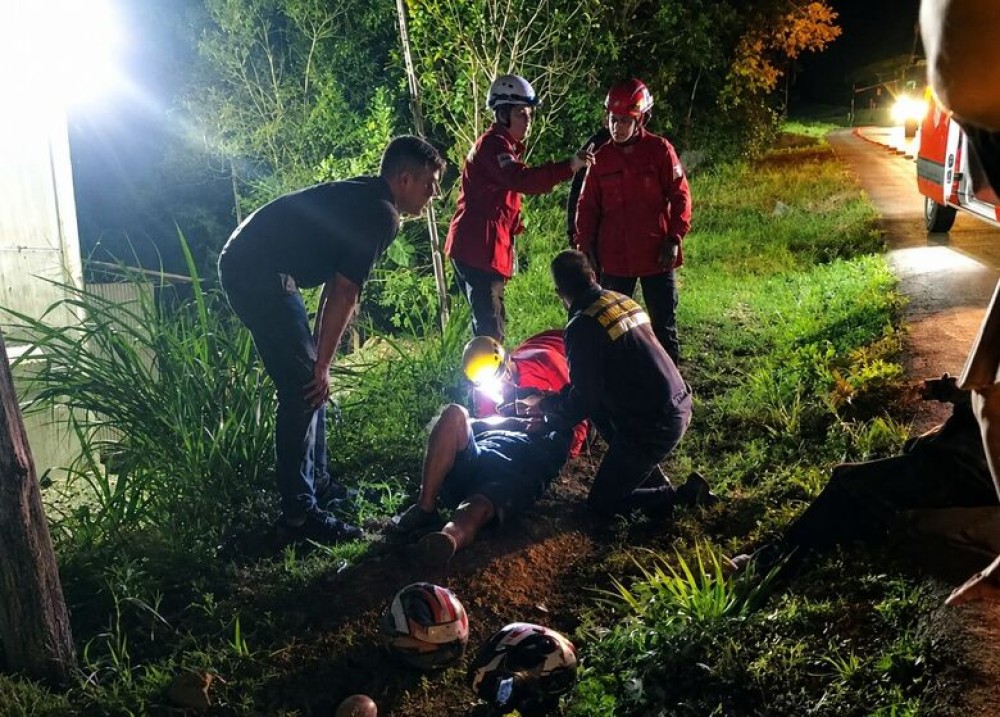 Casal sofre lesões graves ao bater contra carro em Guaramirim