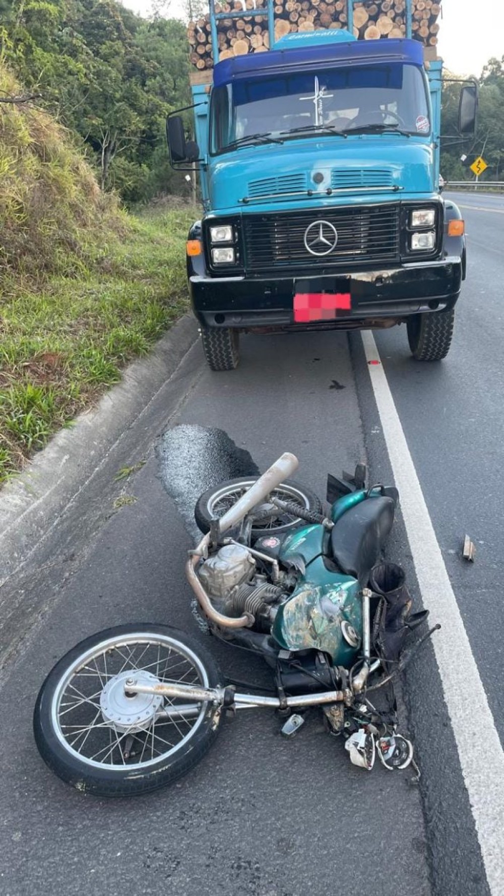 Motociclista de 27 anos morre em grave acidente com caminhão