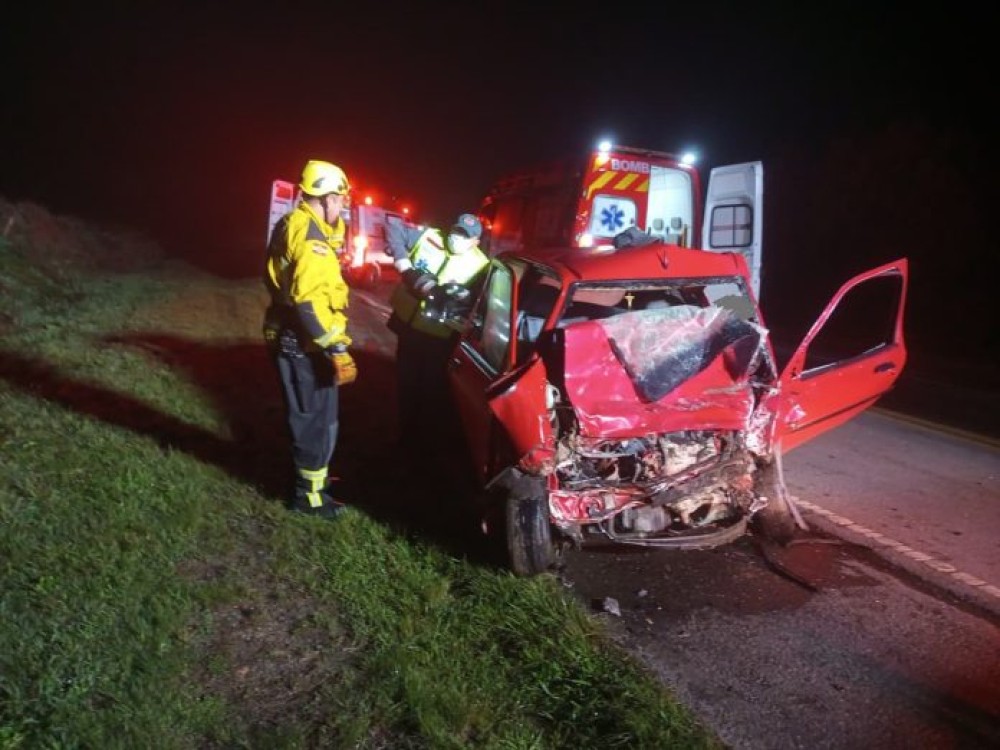 Colisão frontal entre carro e carreta deixa homem morto na BR-282