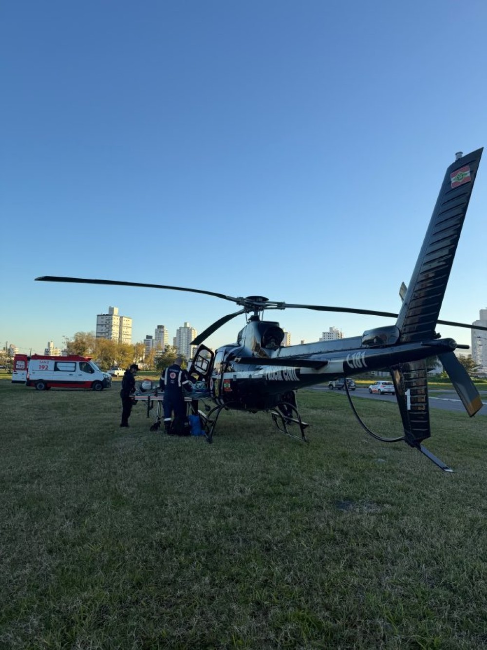 Idoso sofre queda de seis metros e é resgatado de helicóptero em SC