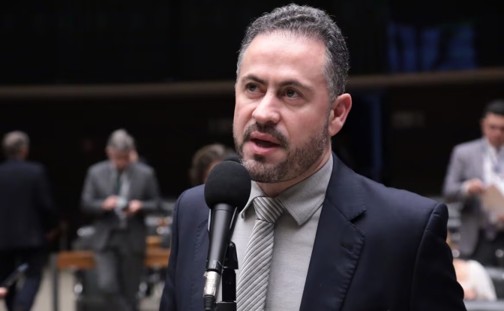 OPORTUNISTA - Escala 6x1 para os outros: quando o discurso bate ponto e a prática faz hora extra