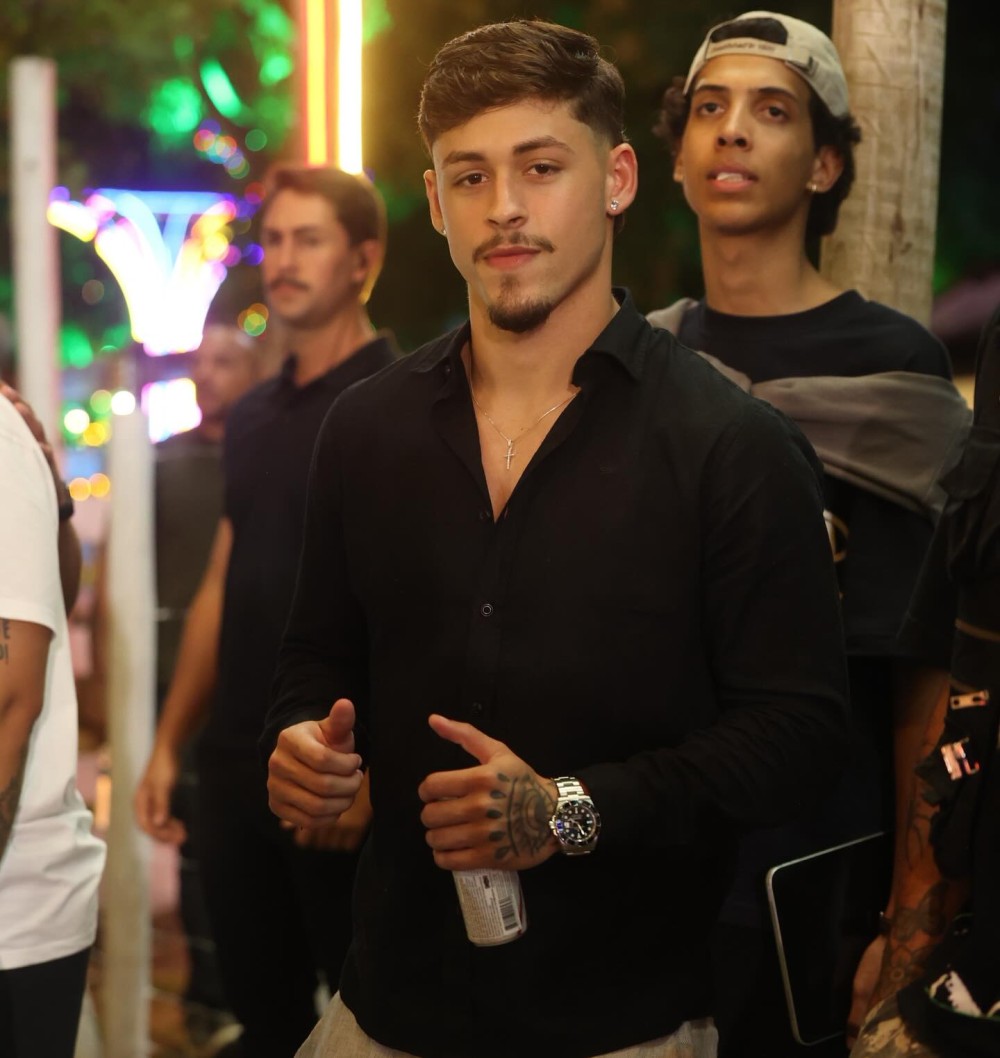 Influenciador diz faturar R$ 1 milhão com fotos íntimas e abandona carreira de garçom