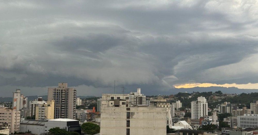 Chuva, granizo e ventos de até 80 km/h marcam quinta-feira em SC antes da chegada de ciclone