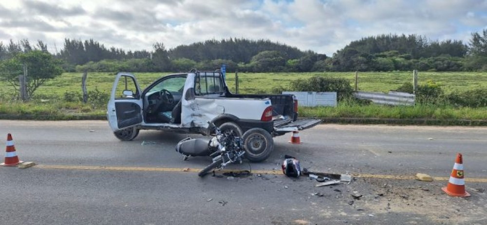 Motociclista fica gravemente ferido após colisão com carro na SC-100