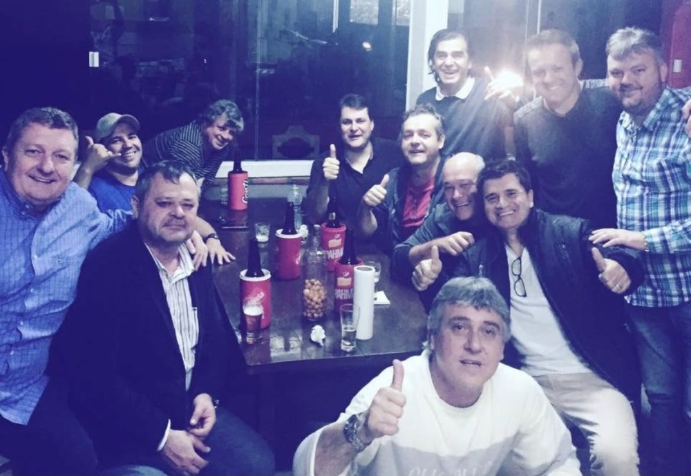 COLUNA DO MOA - Dizem que um certo 'figurão' da política anda pensando seriamente em pendurar as chuteiras